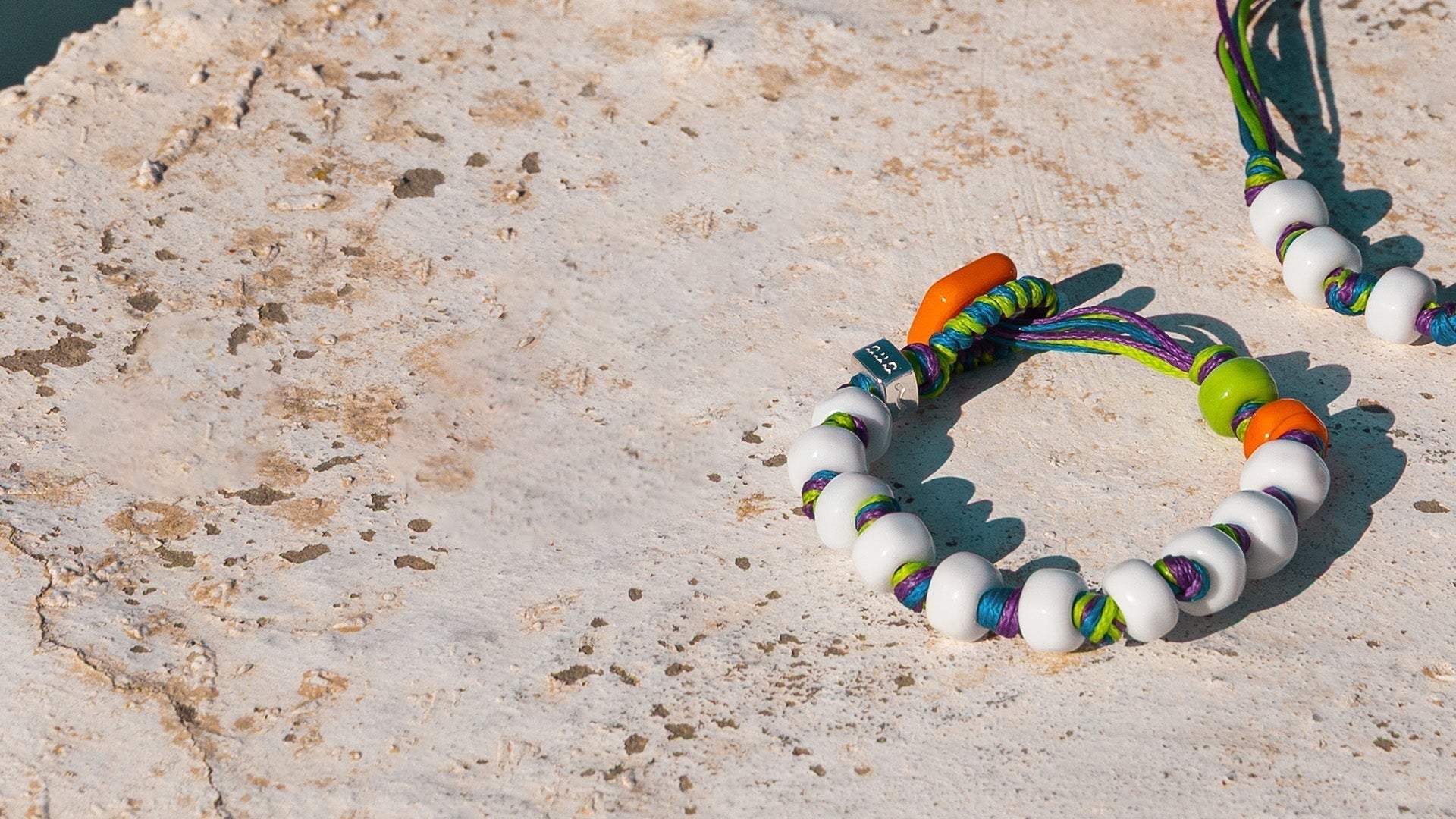 Bracciali multicolor: l’accessorio must-have dell’estate 2025