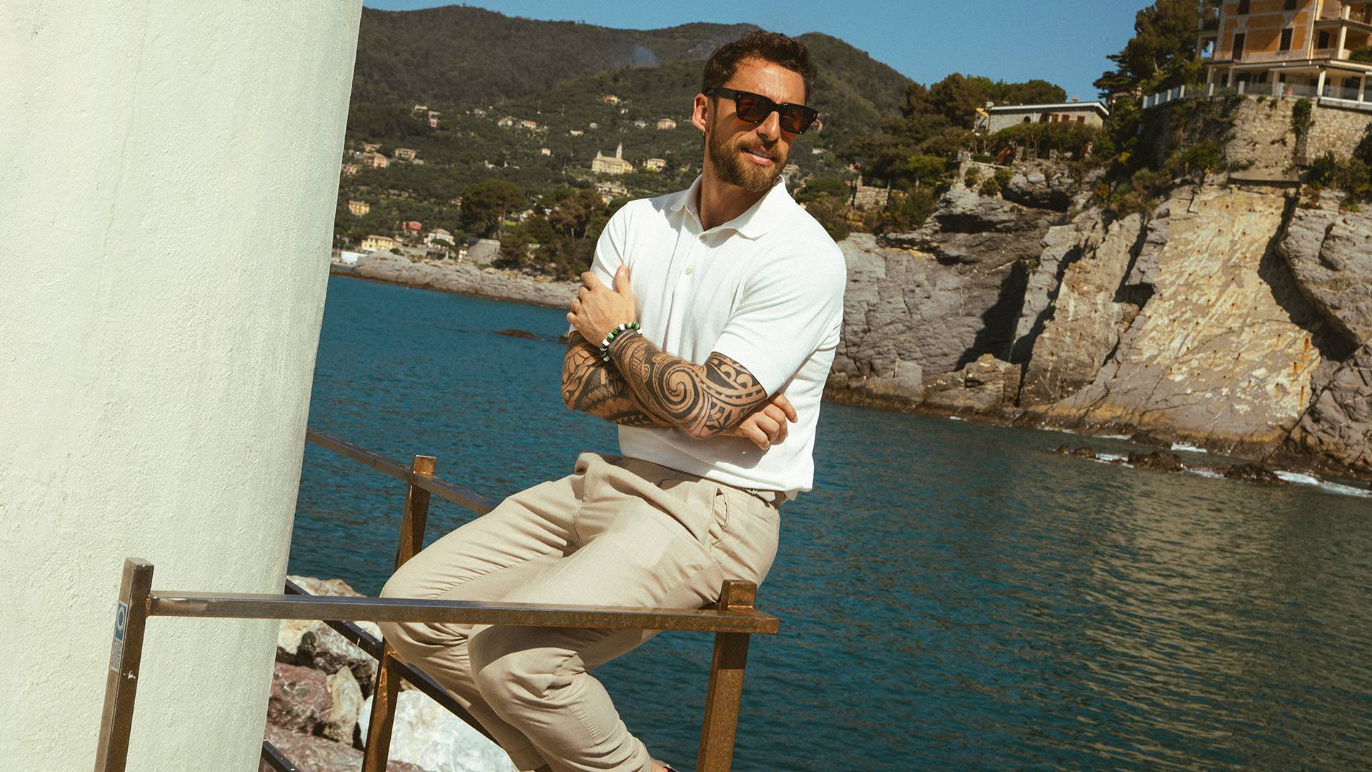 Marchisio indossa una polo bianca da abbinare a pantaloni beige