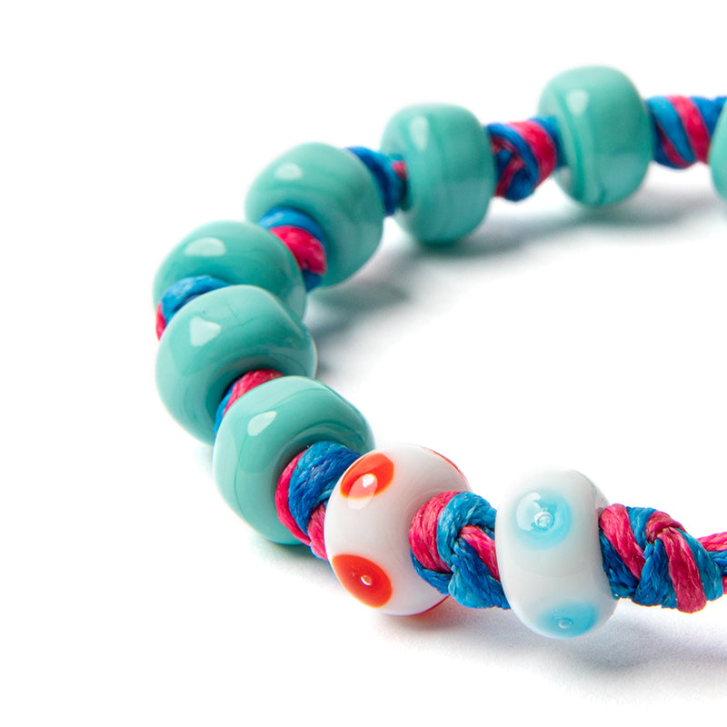 Gruppo Di Braccialetti Naturali Di Amicizie Fatti a Mano, Fatti in Casa, Isolati Su Sfondo Di Gruppo Di Braccialetti Naturali Di Amicizie Fatti a Mano, Fatti in Casa, Isolati Su Sfondo Di